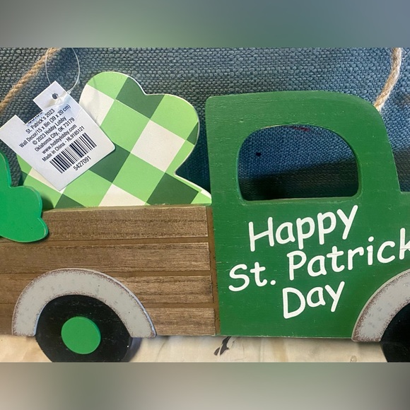 NWT….St.Patrick’s day Shamrock truck wall decor, says Happy st.Patrick’s day on - Picture 3 of 4